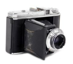 A Voigtlander camera, with a Vaskar 1:4m5/80 len, cased.