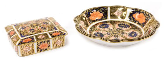 A Royal Crown Derby Imari porcelain box and cover, pattern no. 1128, printed and painted marks, 11cm