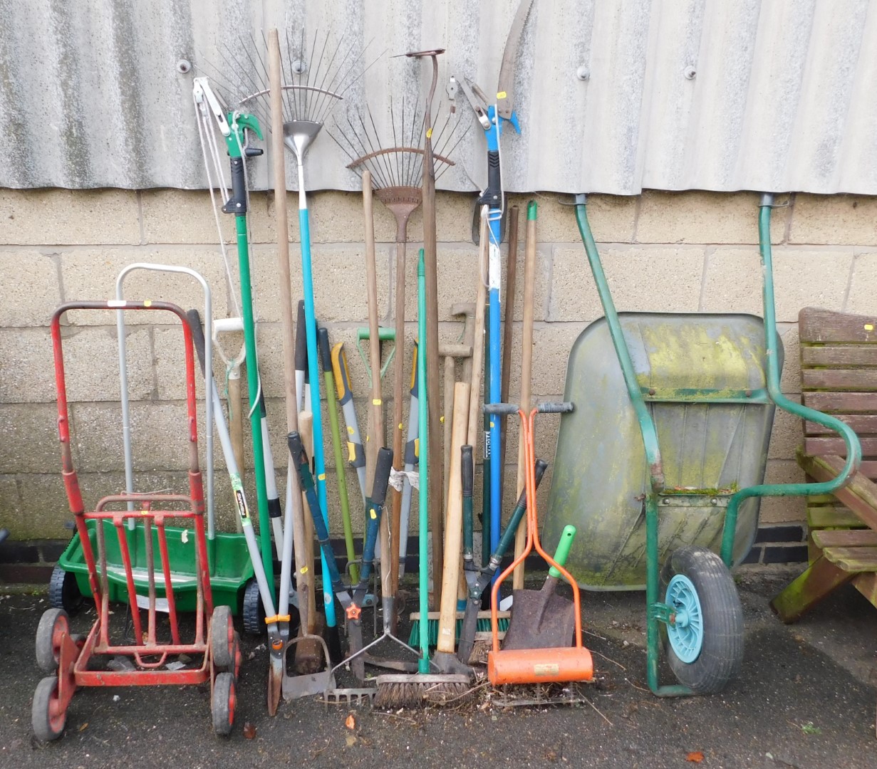 Various garden tools, comprising seed spreader, rake, hoe, trimmer, wheelbarrow, etc. (a quantity)