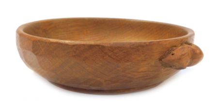 A Robert Mouseman Thompson oak bowl, with carved mouse to side, 15.5cm diameter.