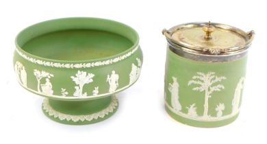 A green Wedgwood jasperware pedestal bowl, 21cm diameter, together with a biscuit barrel, with plate