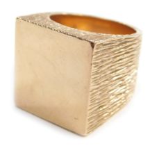 A 1970s style bark effect 9ct gold signet ring, with square platform, approx ring size Q, 30g.