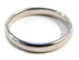 A platinum wedding band, size M 1/2, 4.3g.