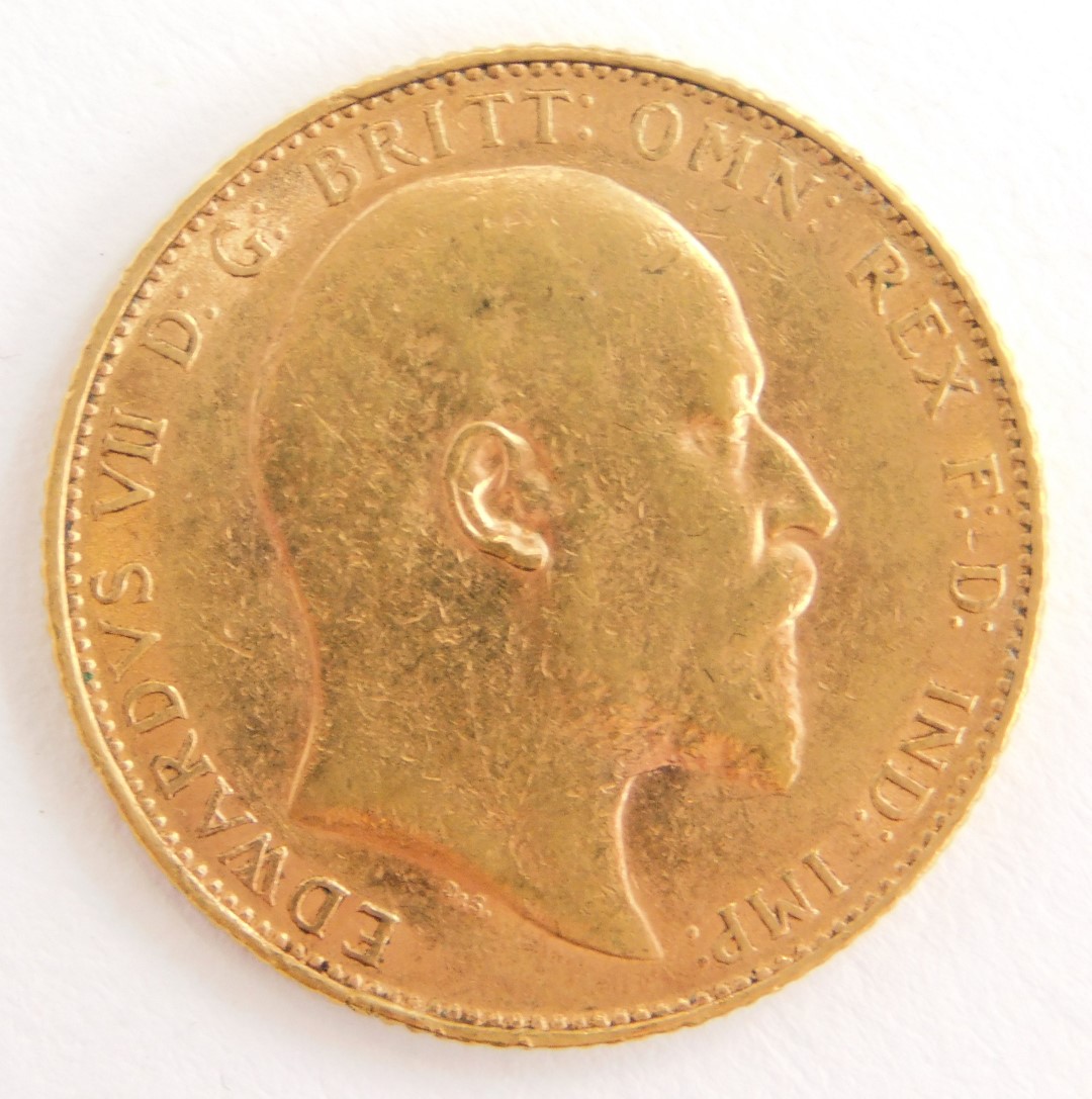 An Edward VII full gold sovereign, dated 1907.
