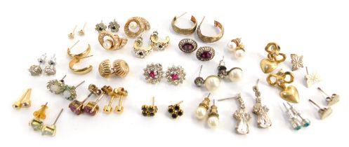 An assortment of various earrings and studs. (a quantity)