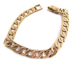 An Elizabeth II 9ct gold bracelet, the plates with bark effect S shaped links, stamped 375, 22.5cm l