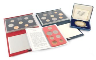 A Royal Mint College of Arms quincentenary commemorative medal, silver plated, boxed, together with