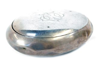 A George V silver tobacco box, of oval form, initial engraved to top, Birmingham 1920, 2.12oz, 8.5cm