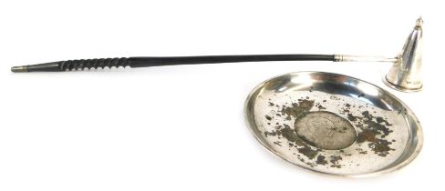 An Elizabeth II silver dish, of circular form inset with a commemorative Churchill 1965 crown, hallm