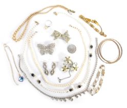 Diamante and other costume jewellery, including a simulated pearl necklace, brooches, etc. (a quanti