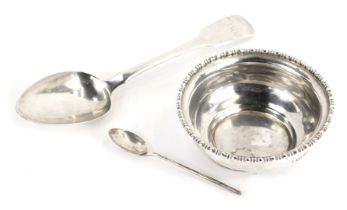 A group of small silver, comprising a George V silver bowl, gadrooned rim, London 1911, 9.5cm diamet