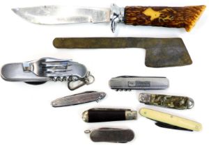A group of pocket and other knives, to include a brown Bakelite cased example, a Klingspor steel poc