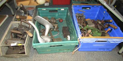 General kitchenalia, to include bean slicers, mincers, trivets, cast irons, etc. (contents under 1 t