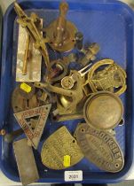 A group of brass ware, etc., to include a Cooksley Engineer London plaque, horse brass, novelty croc