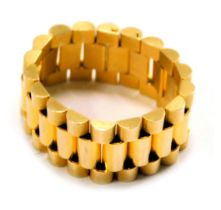 A novelty dress ring, formed as watch links, yellow metal stamped 750, ring size V½, 10.1g.