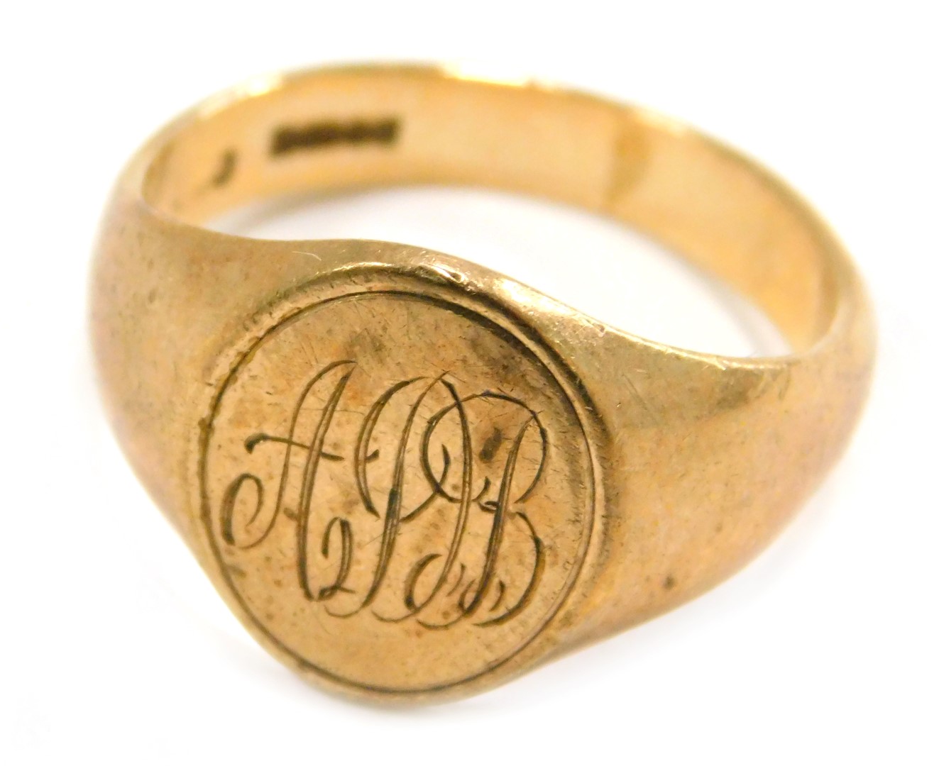 A 9ct gold signet ring, the oval shield bearing the initials APB, rose gold, ring size S, 6.3g.
