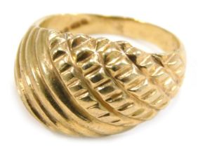 A 9ct gold dress ring, of crossover and hammered design, ring size Q, 7.3g.