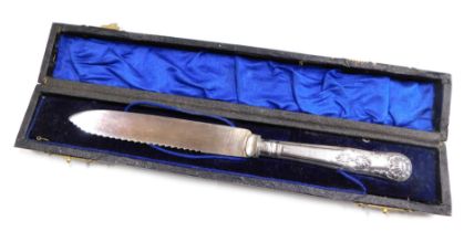 A George V silver handled shell pattern cake knife, stainless steel blade, 2oz gross, boxed.