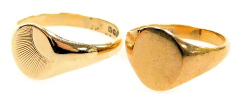 Two 9ct gold signet rings, one engraved with sunburst decoration, the other plain, both hallmarked,