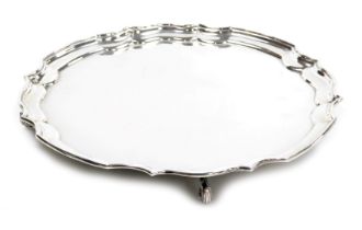 An Elizabeth II silver pie crust salver, raised on four scrolled feet, Sheffield 1972, 15.53oz.