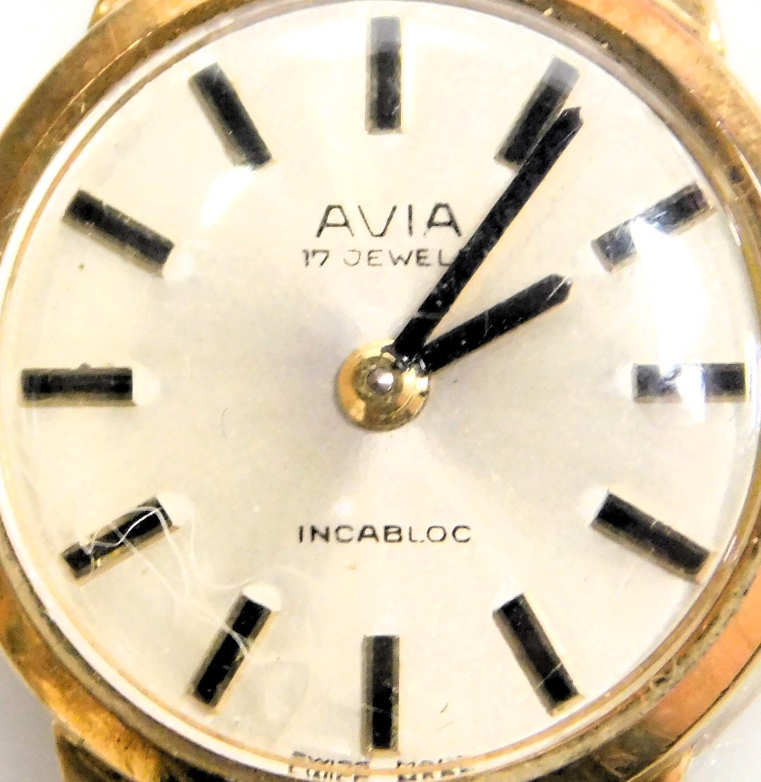 An Avia lady's 9ct gold cased circular wrist watch, champagne dial with gilt batons, Incabloc 17 jew - Image 2 of 3