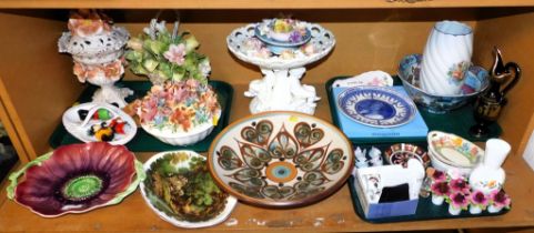 Decorative ceramics, to include bowls, centrepiece, other decorative wares. (3 trays and loose)