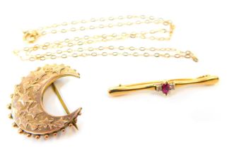 A group of 9ct gold jewellery, comprising a fine link 9ct gold chain, a 9ct gold crescent moon brooc