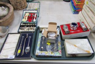 A group of silver plated wares, comprising teaspoons, cake forks, coffee bean spoons, part cruet set