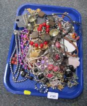 Assorted costume jewellery, comprising modern necklaces, floral pendants, etc. (1 tray)