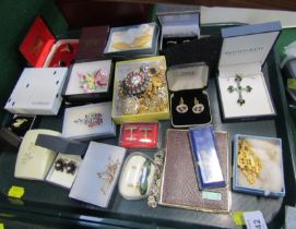 Assorted costume jewellery, comprising cufflinks, necklaces, posy brooch, etc. (1 tray)