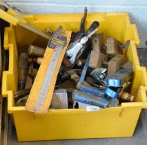 A group of woodworking tools, a Stanley wood plane, Driver impact set, chisels, etc. (1 box)