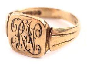 A 9ct gold signet ring, with square ring head bearing the initials RN, with striped design shoulders