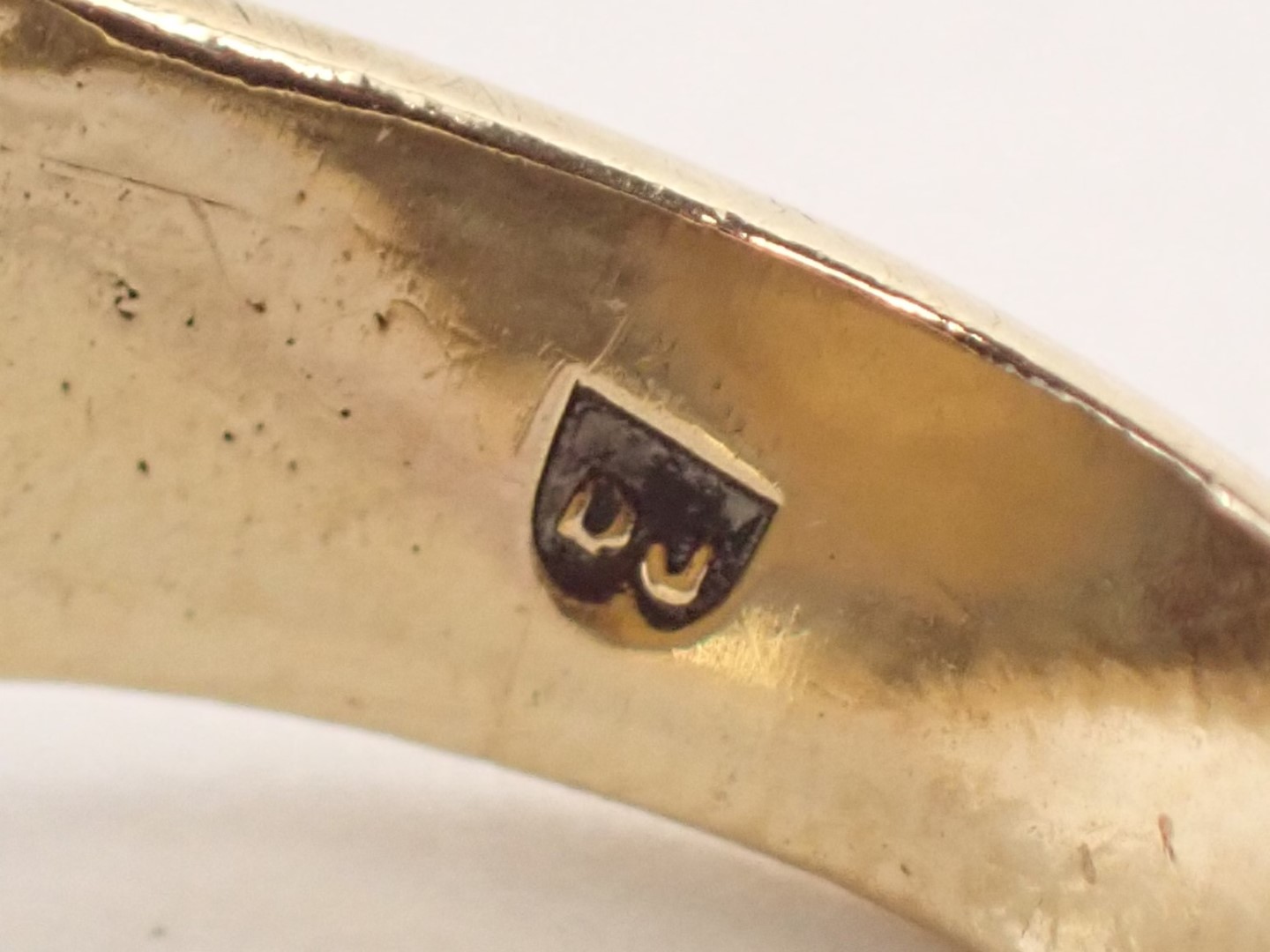 An Edward VII replica half gold sovereign dress ring, the sovereign dated 1907, in rubbed bark effec - Image 4 of 5