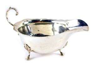 A 20thC silver sauce boat, with a fluted and moulded border, with a shaped handle, Birmingham, with