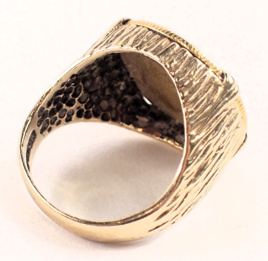 An Edward VII replica half gold sovereign dress ring, the sovereign dated 1907, in rubbed bark effec - Image 3 of 5
