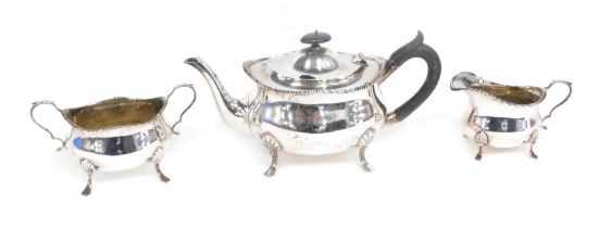 A George V silver three piece tea set, comprising tea pot, milk jug, sugar bowl, the tea pot with eb
