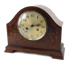 A 1920s/30s mahogany and marquetry mantel clock, with a silvered dial, on bracket feet, 26cm high.