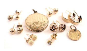 9ct gold and other jewellery, comprising a pair of 9ct gold knot studs, a pair of textured gold stud