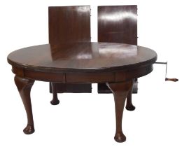 An Edwardian walnut oval extending dining table, 70cm high, 100cm wide, 140cm minimum length, plus t