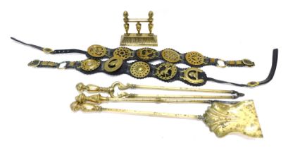 Various brassware, comprising three piece brass fireside trivet set, a doorstop and two horse hames