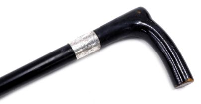 An early 20thC ebony walking cane, with a silver band stamped London 1922, 90cm long.