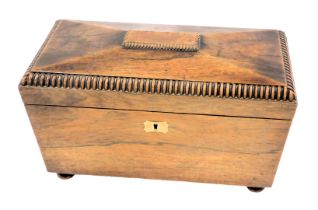 A 19thC oak tea caddy, the canted top with reeded border and brass lock plate on bun feet, 21cm high