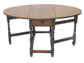 A late 19th/early 20thC oak oval gateleg table, with turned supports, 101cm wide.