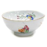 A late 18thC Qing dynasty famille rose porcelain bowl, decorated with a cockerel and figures in a ga