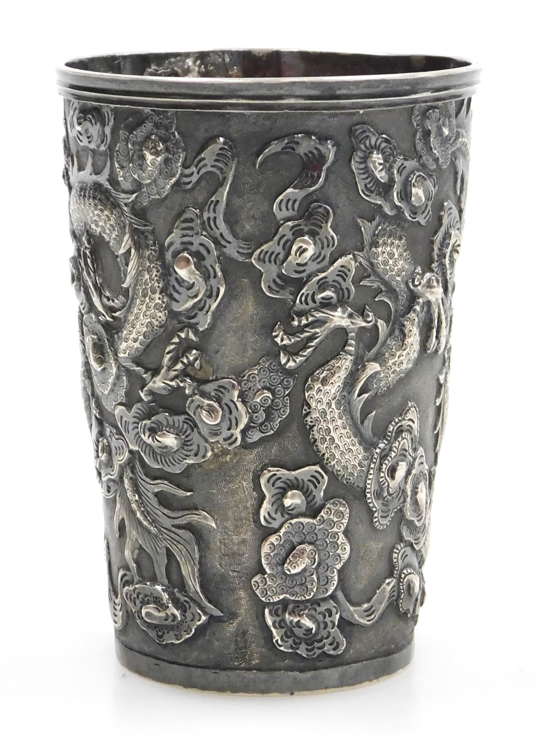 A Hung Chong silver beaker, repousse decorated with dragons chasing a flaming pearl, with a circular - Image 3 of 6