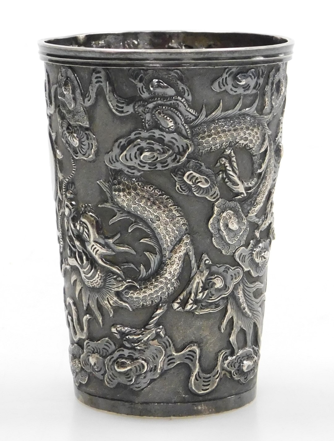 A Hung Chong silver beaker, repousse decorated with dragons chasing a flaming pearl, with a circular - Image 2 of 6