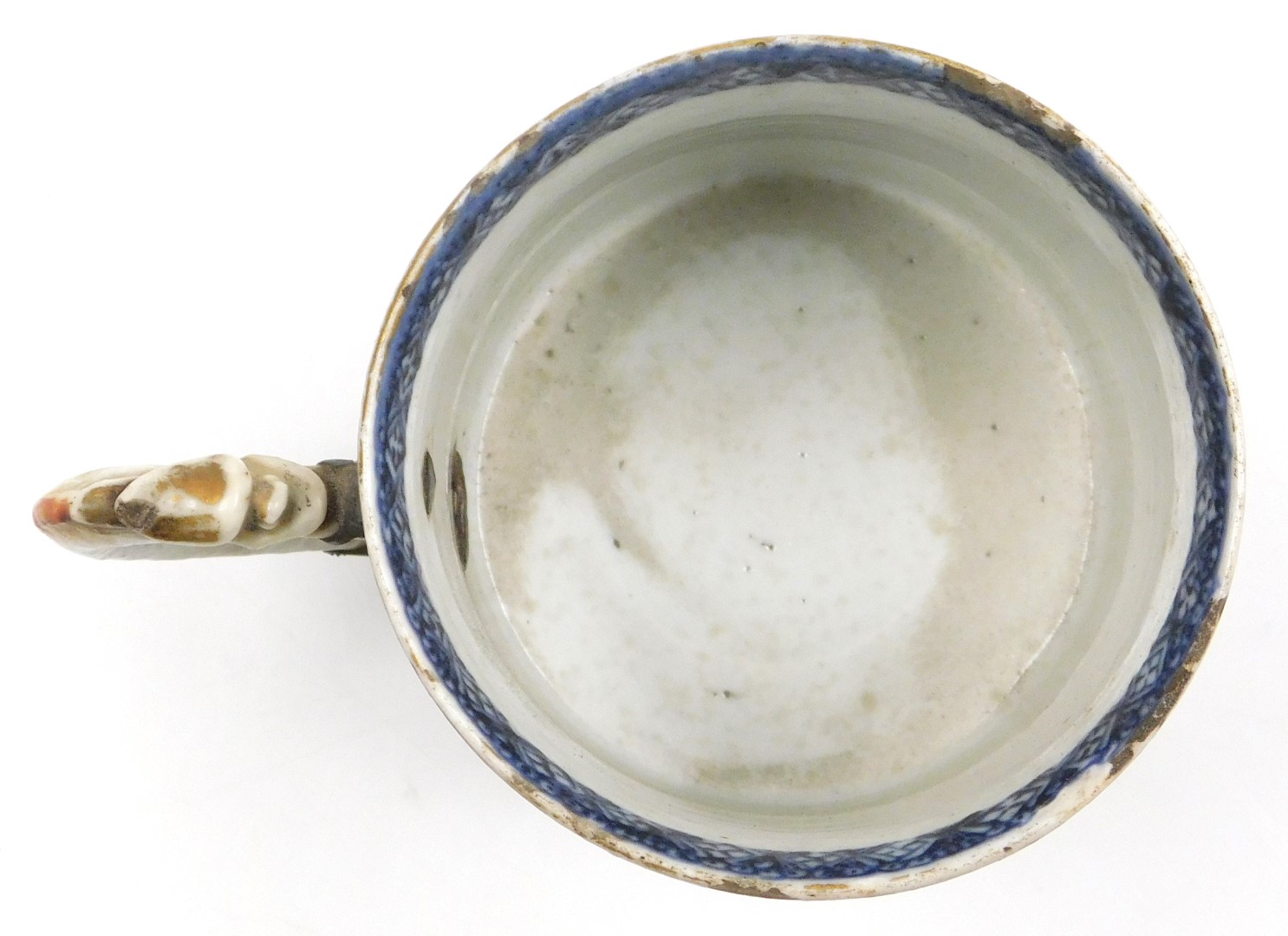 A late 18thC Qing dynasty export porcelain tankard, with a dragon handle, decorated in shades of blu - Image 6 of 10