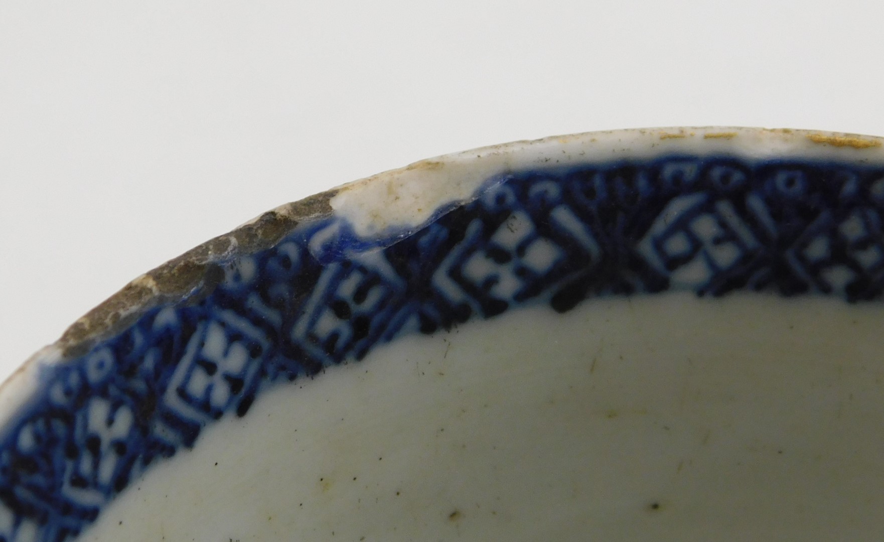 A late 18thC Qing dynasty export porcelain tankard, with a dragon handle, decorated in shades of blu - Image 9 of 10