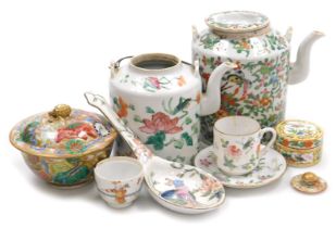 A group of Qing dynasty and later famille rose porcelain, including a gold ground ecuelle and cover,