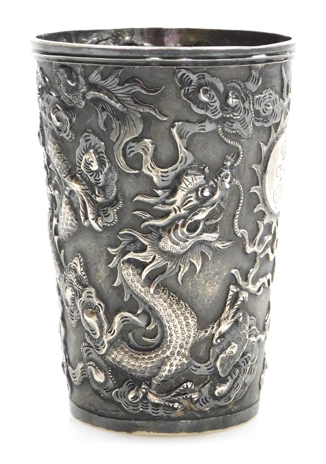 A Hung Chong silver beaker, repousse decorated with dragons chasing a flaming pearl, with a circular - Image 4 of 6